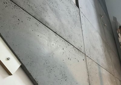beton architektoniczny - płyty na ścianie