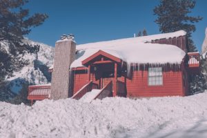 Opady śniegu lód zaśnieżony dom