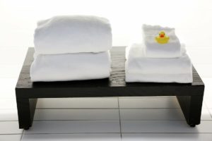 gabinet spa ręczniki stolik