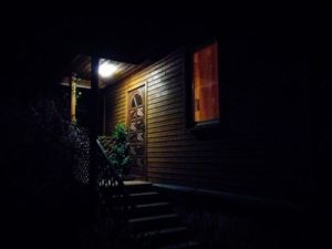 oświetlony dom wejście